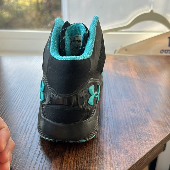 Under Armour Basketball Shoes - Picture 4 of 6
